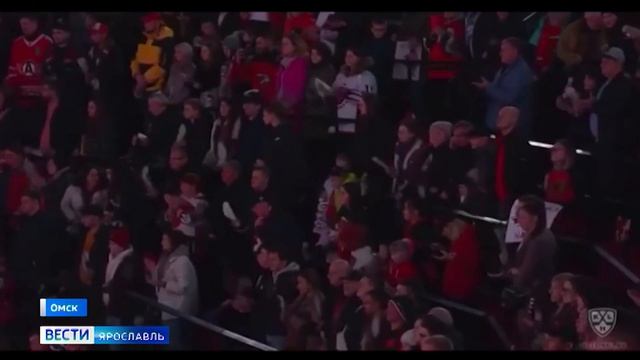 Стяг хоккеиста Александра Вьюхина, игравшего за ярославский «Локомотив», подняли в арене в Омске смотреть онлайн