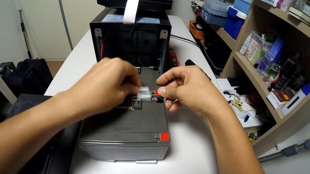 APC Smart UPS 1000 How to replace Batteries смотреть онлайн