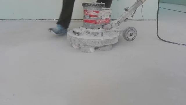 Шлифовка наливного пола перед укладкой покрытий. смотреть онлайн