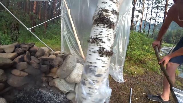 Девчонки были в восторге / Строим баню по чёрному своими руками на горной реке / В конце бонус смотреть онлайн
