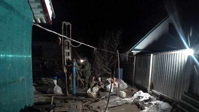 Золотая скважина - часть 15 / Достали 6 м трубы + Замерз Бассейн, бурение скважины на воду под клю смотреть онлайн