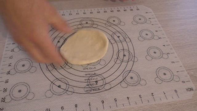 Делаем 16 надрезов и разворачиваем каждый лепесток! Рецепт самой красивой лепешки с начинкой смотреть онлайн