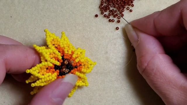Anillo De Girasol 3D En Mostacillas 2/2