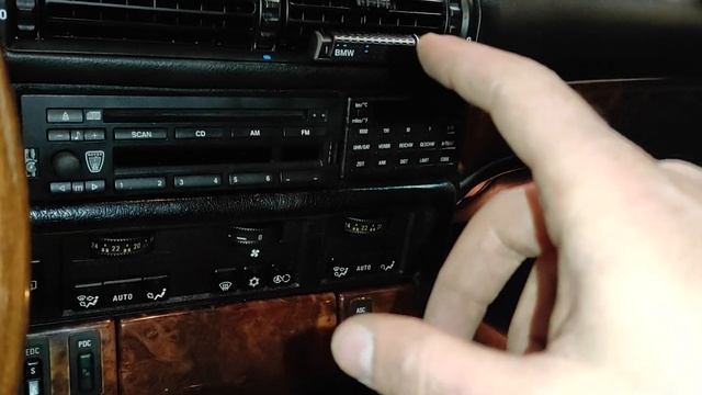 Панель управления магнитолой в BMW E32. Ремонт и демонстрация смотреть онлайн