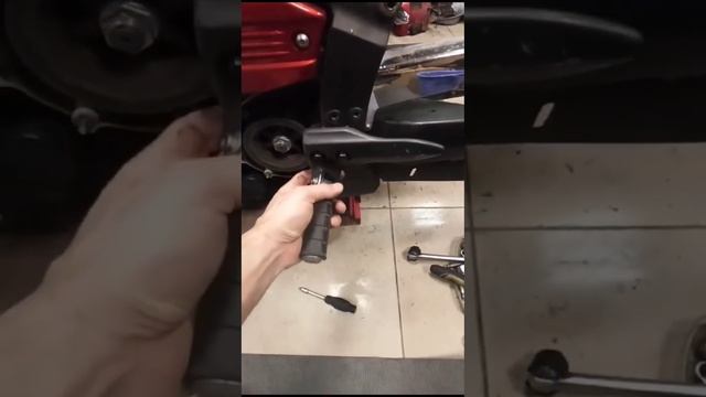 Замена приводного ремня (drive belt replacement ) Yamaha XV 1900 Roadliner. смотреть онлайн