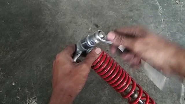 HOW TO REPLACE A MOTORCYCLE REAR SHOCK || INSTALL A HONDA SHOCK ABSORBER TO YAMAHA смотреть онлайн