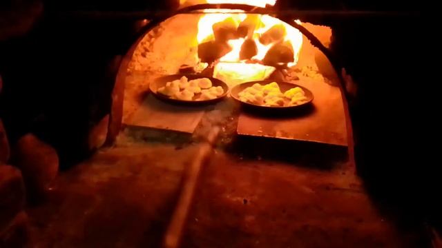 Так пекут жаворонков в печи в д. Судилы. смотреть онлайн