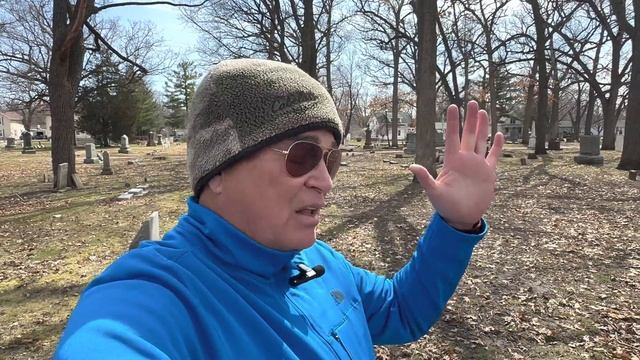 The REAL "Indiana Jones" SEMI-LIVE at his grave at Oakwood Cemetery - Beloit, Wisconsin. смотреть онлайн