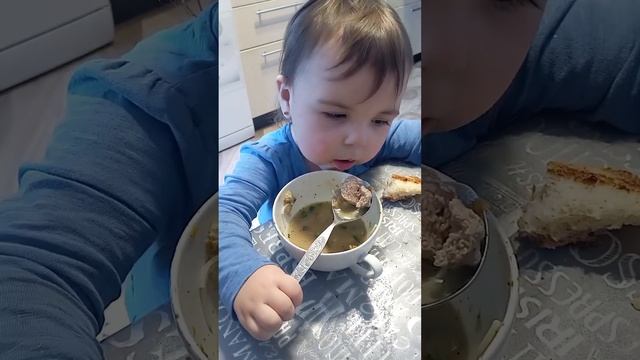 когда научились держать ложку самостоятельно. смотреть онлайн