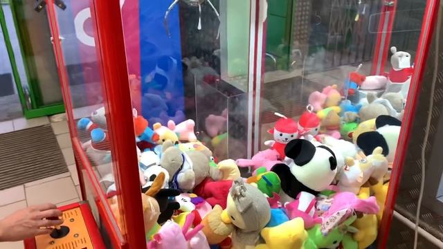 КАК ВЫИГРАТЬ ЛЮБУЮ ИГРУШКУ В АВТОМАТЕ-ХВАТАЙКА / ДЖОННИ ЗАБРАЛ ВСЕ ИГРУШКИ ИЗ АППАРАТА ХВАТАЙКА смотреть онлайн