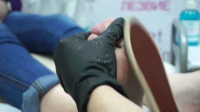 Процедура педикюра с использованием 'Жидкого лезвия пенного экспресс размягчителя' Сухой педикюр смотреть онлайн