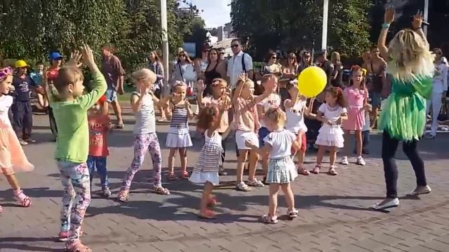 Танцуем 'Колесики, Колесики и красивый руль', 'У тети Моти 4 сына' смотреть онлайн