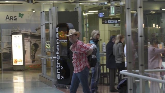 Aena | Aeropuerto de Madrid-Barajas remodela su zona comercial смотреть онлайн