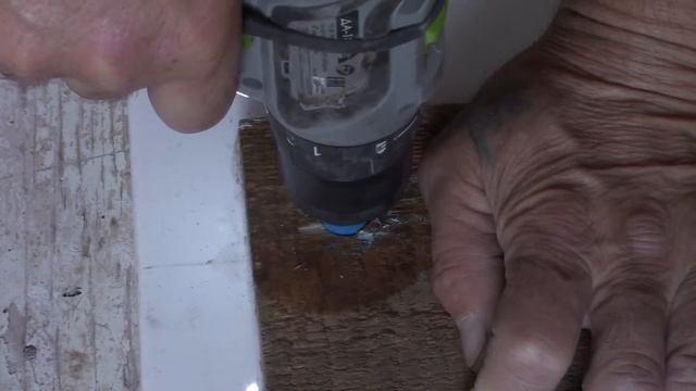 Как очень легко и просто просверлить отверстие в кафельной плитке? Смотрим.. смотреть онлайн
