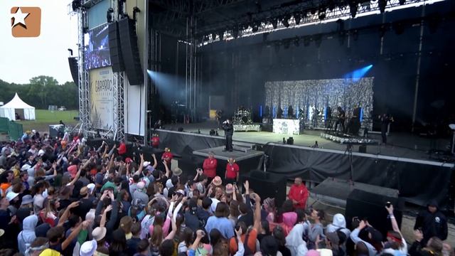 Poupie "Vue sur la mer" Live Garorock смотреть онлайн