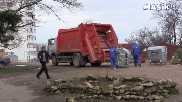 Мусоровоз вывозит мусор