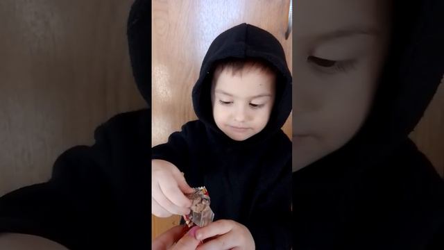 распаковка конфеты. #видео #еда #конфета #эмоции 🤭🤭 смотреть онлайн