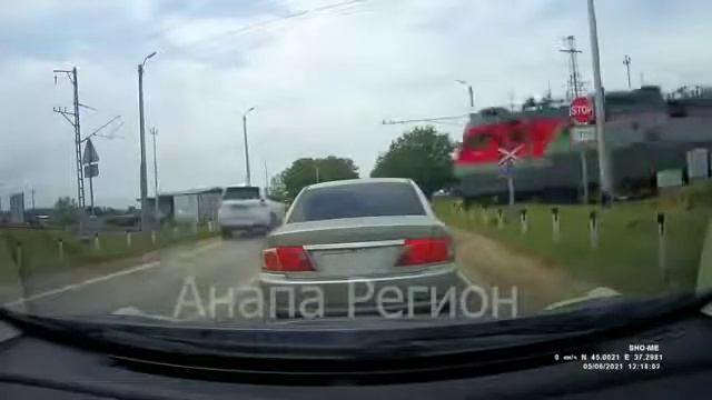 поезд сбил. машину канал Топ хеит , Transport 116, Cat Mega Roblox и Автобусник 124 смотреть онлайн