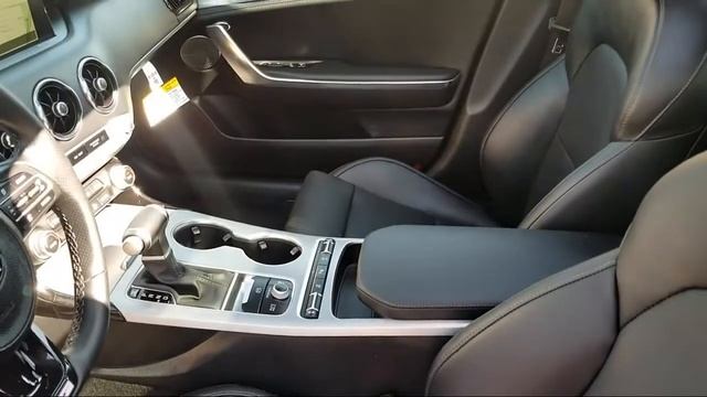 2019 Kia STINGER Sedan GT1 смотреть онлайн