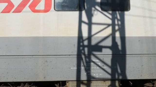 ЧС4Т-255 подцепляется к скорому поезду Тюмень — Санкт-Петербург на станции Балезино смотреть онлайн