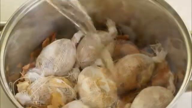 Мраморные пасхальные яйца. Красим яйца луковой шелухой. смотреть онлайн