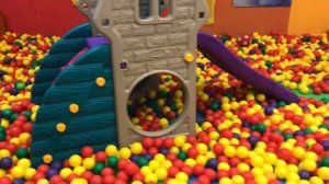 Детская игровая комната. Диана и Гриша играют в игровой комнате