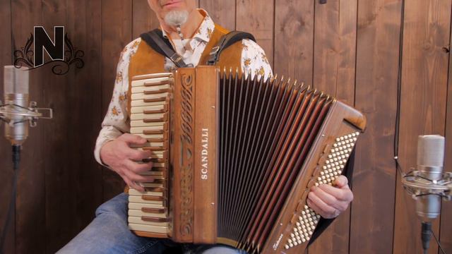 Scandalli Intense 37 // Beautiful Wooden Accordion смотреть онлайн