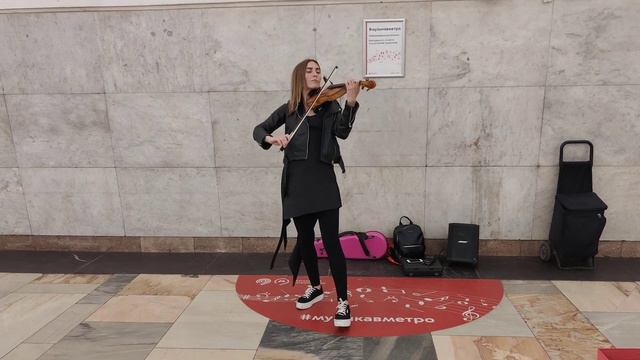 Tomaso Albinoni - Adagio - сыграла на скрипке в метро Москвы Polinaviolin #metro #violin #Moscow