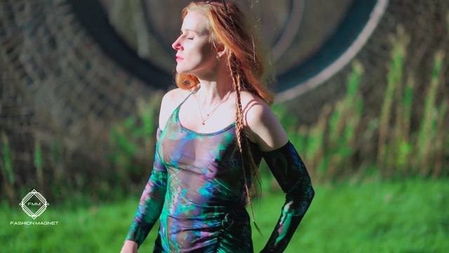 International fashion Model Rebecca Catwalk in slowmotion of outfit 4 смотреть онлайн