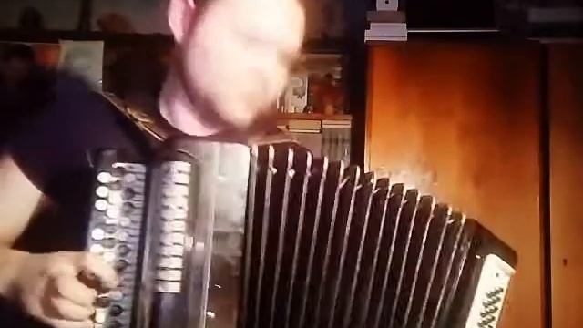 Что делают нормальные люди в 2 часа ночи — спят. Что делаю я — играю Ламбаду на баяне. смотреть онлайн