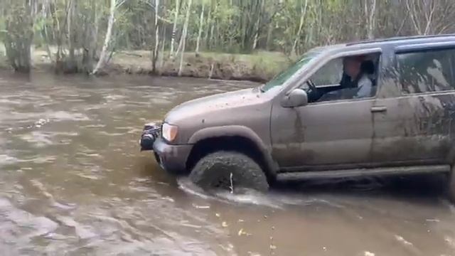 Nissan Pathfinder (Terrano) r50, небольшой брод смотреть онлайн
