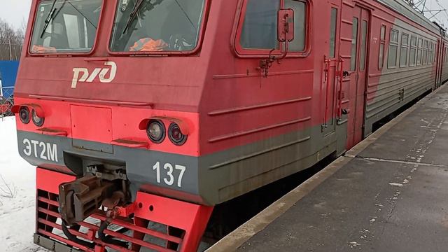 22 февраля Электропоезд эт2м-137 Сообщением Шапки-Санкт-Петербург Отправляется с платформы Поповка смотреть онлайн