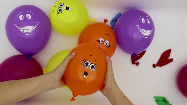 Воздушные шарики с водой Учим цвета для детей Развивающее видео Песня Семья пальчиков Лопаем шарики смотреть онлайн