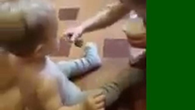 Мои доченьки !!!!!! 2 годика старшей кормит младшую )))))))))) смотреть онлайн