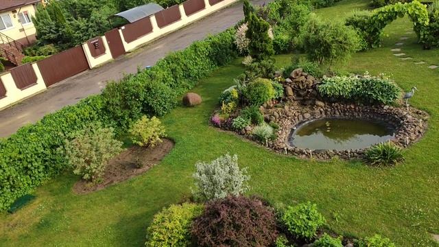 Вид моего участка с высоты. Парк, пруд, клумбы.