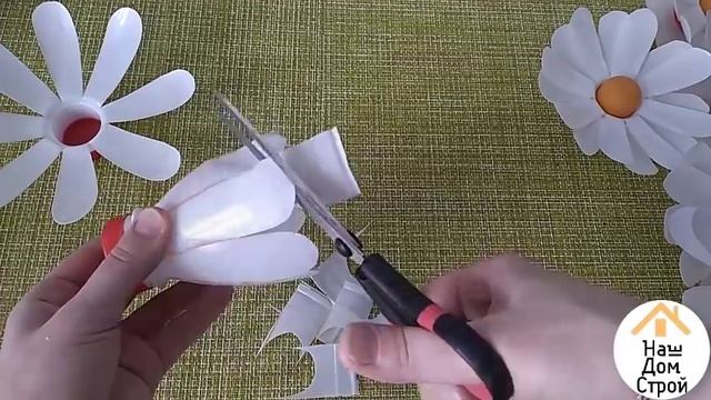 РОМАШКА ИЗ пластиковой БУТЫЛКИ / Как сделать ЦВЕТЫ из пластиковых бутылок Своими руками смотреть онлайн