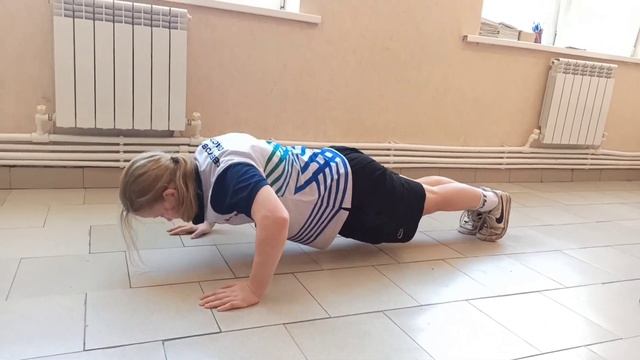 Прогресс ученицы. Ласточка, крокодильчик и отжимания от пола смотреть онлайн