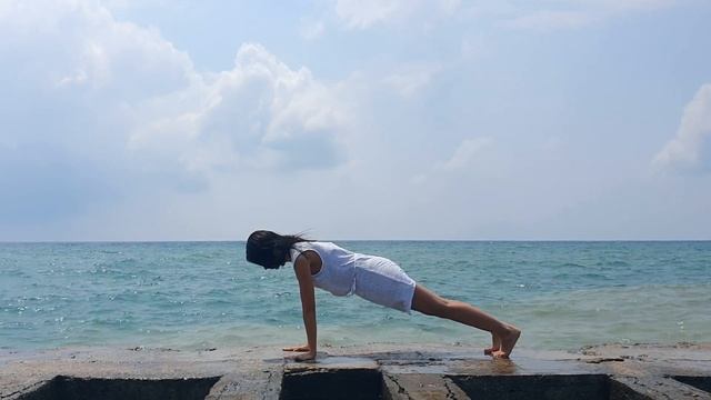 Утренняя йога у моря смотреть онлайн