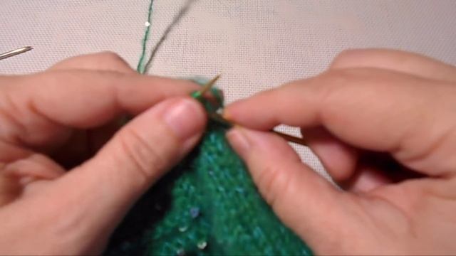 НОВЫЙ СПОСОБ ВЯЗАНИЯ!Варежки спицами от мыска с клином для большого пальца #ЛюдмилаТен смотреть онлайн