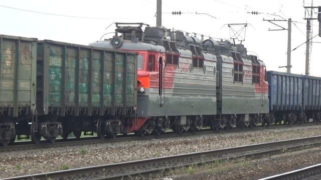 Электровозы ВЛ80С-2004 + ВЛ80С-1036 + ВЛ80С-2658 с грузовым поездом смотреть онлайн