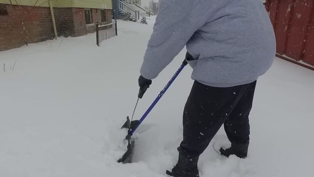 Snow Joe Shovelution Back Saving Snow Shovel - Hands On Review смотреть онлайн