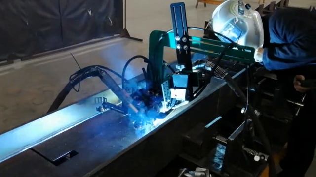 Сварочная каретка с двумя горелками смотреть онлайн