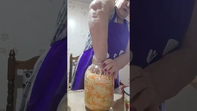 Солю капусту и пеку пирожки. смотреть онлайн