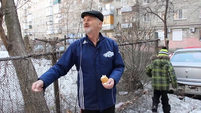 Автомобилисты превратили детскую площадку в стоянку