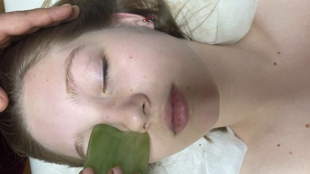 Массаж лица гуаша