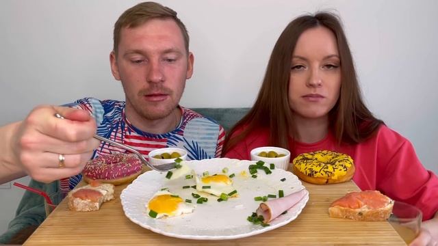 МУКБАНГ ЗАВТРАК ЯИЧНИЦА ПОНЧИКИ БУТЕРБРОДЫ ответы на вопросы MUKBANG BREAKFAST FRIED EGGS DONUTS