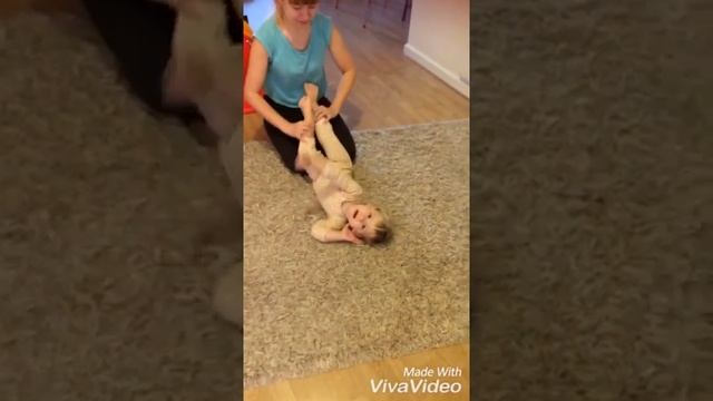 Как научить малышей садиться на шпагат.?♂️?? смотреть онлайн