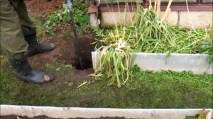 Бурение скважины ручным землебуром.