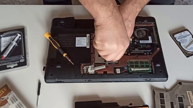 Lenovo IdeaPad Laptop SSD ve RAM Yükseltme Rehberi | Lenovo Z570 SSD RAM Upgrade! смотреть онлайн