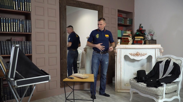 Фокусник раскрывает секрет фокуса